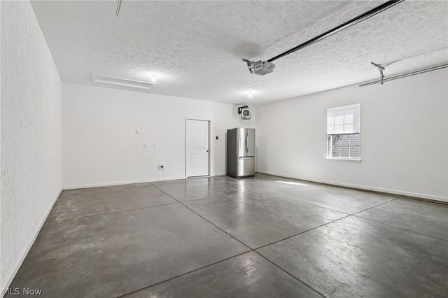 215 Silver Spring Circle, Elyria, OH 44035