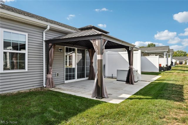 215 Silver Spring Circle, Elyria, OH 44035