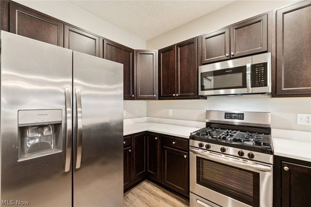 215 Silver Spring Circle, Elyria, OH 44035