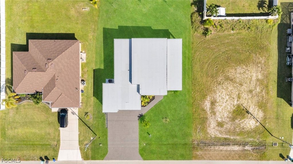 Image 5 of property listing at 113 SW 37th AVE, Cape Coral, FL 33991