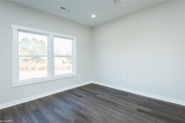 411 E Lee Avenue, Yadkinville, NC 27055