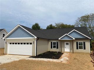 411 E Lee Avenue, Yadkinville, NC 27055