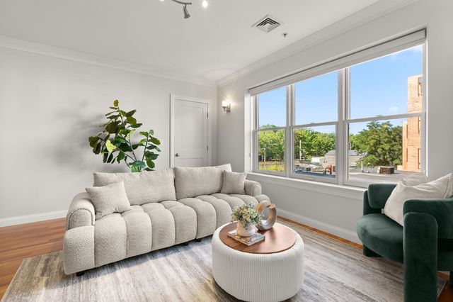 156 Green St 205, Boston, MA 02130