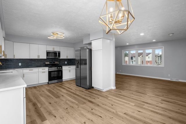 2501 E 34th Street Court, Davenport, IA 52807