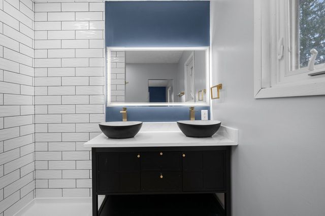 2501 E 34th Street Court, Davenport, IA 52807