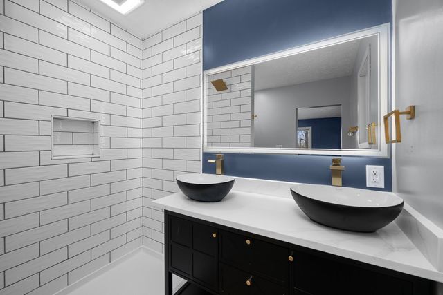 2501 E 34th Street Court, Davenport, IA 52807