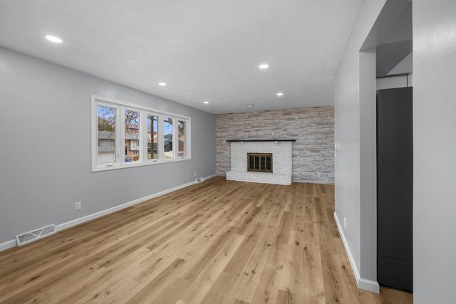 2501 E 34th Street Court, Davenport, IA 52807