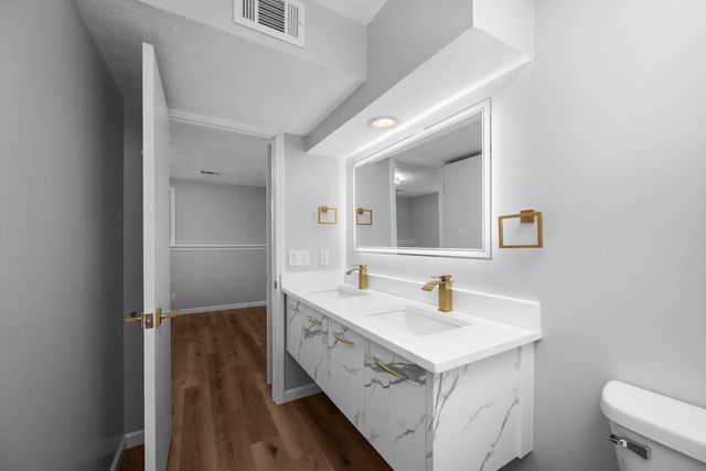 2501 E 34th Street Court, Davenport, IA 52807