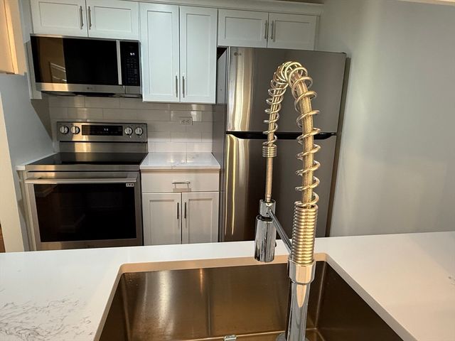 1 Whittier Ln 1, Easton, MA 02356