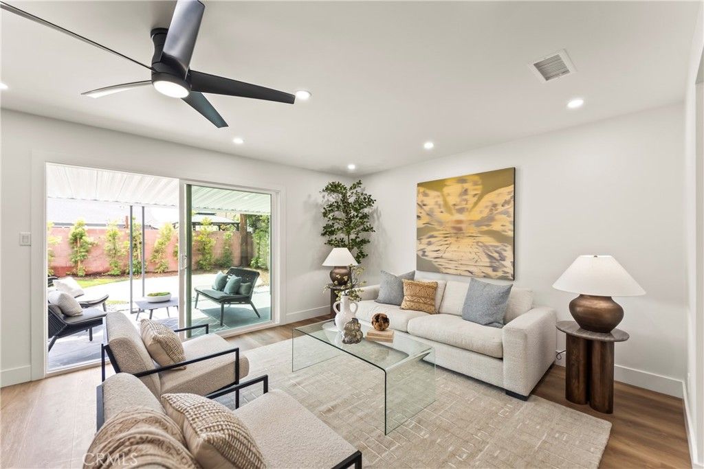 Image 8 of property listing at 2218 Lewis, Santa Ana, CA 92706