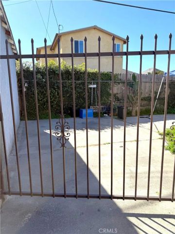 134 W 49th, Los Angeles, CA 90037