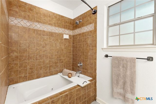 1548 Valley Forest, Canyon Lake, TX 78133