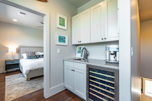 206 E Live Oak ST F, Austin, TX 78704