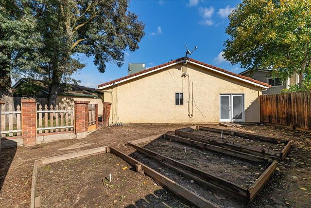 824 Perlette Way, Modesto, CA 95356