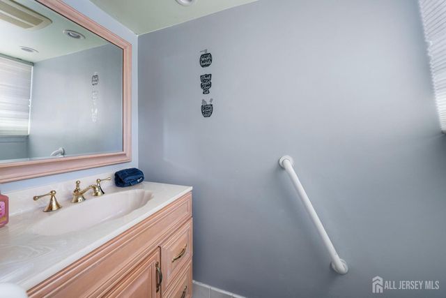 78 Roosevelt Avenue, Colonia, NJ 07067