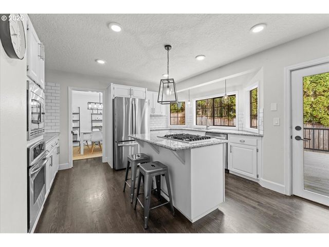 1906 SUNRAY Ct, West Linn, OR 97068