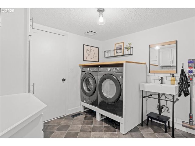 1906 SUNRAY Ct, West Linn, OR 97068