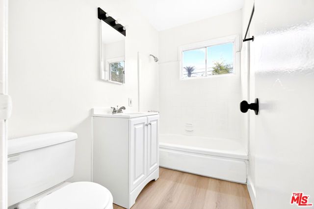 4777 San Vicente Boulevard 8, Los Angeles, CA 90019