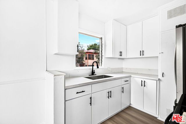 4777 San Vicente Boulevard 8, Los Angeles, CA 90019