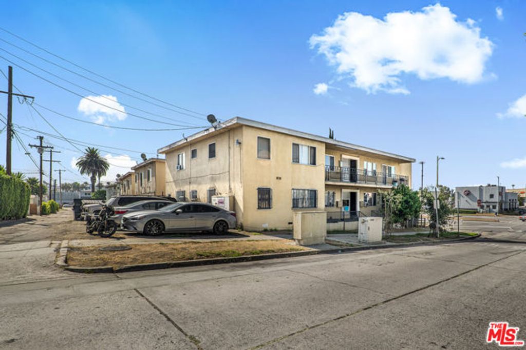 4777 San Vicente Boulevard 8, Los Angeles, CA 90019