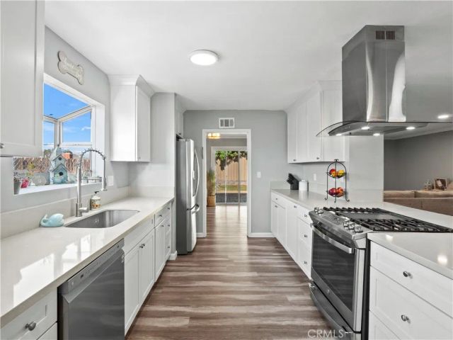 896 Moffatt Circle, Simi Valley, CA 93065