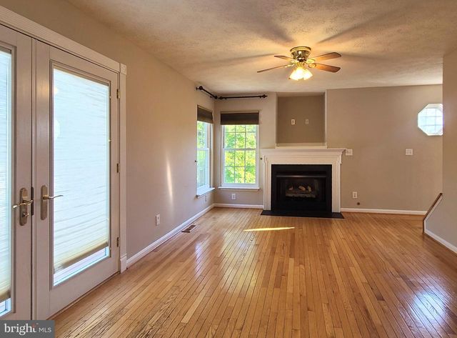 10 LOCKWOOD DR, Fredericksburg, VA 22405
