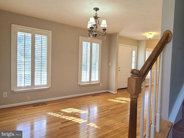 10 LOCKWOOD DR, Fredericksburg, VA 22405