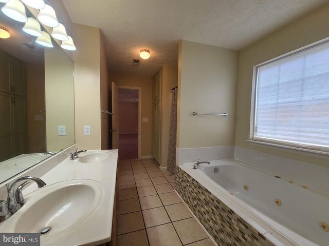 10 LOCKWOOD DR, Fredericksburg, VA 22405