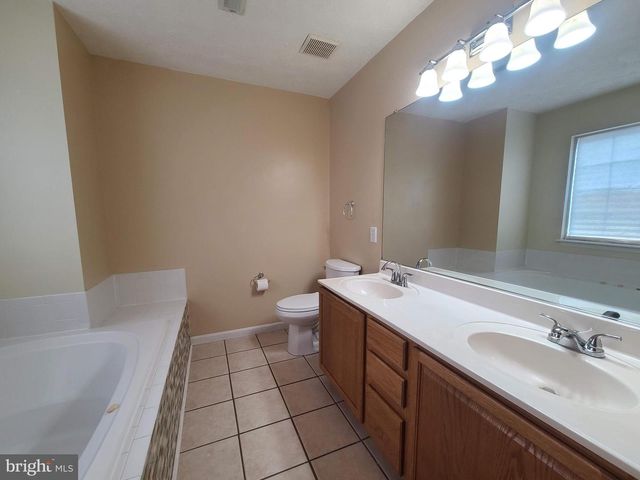 10 LOCKWOOD DR, Fredericksburg, VA 22405