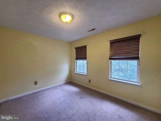 10 LOCKWOOD DR, Fredericksburg, VA 22405
