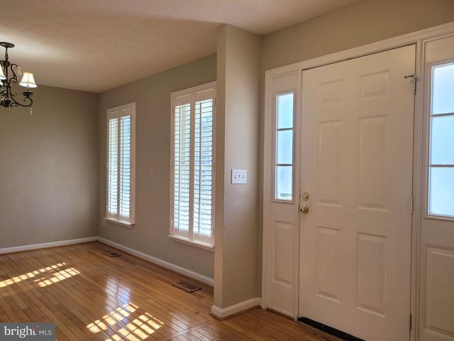 10 LOCKWOOD DR, Fredericksburg, VA 22405
