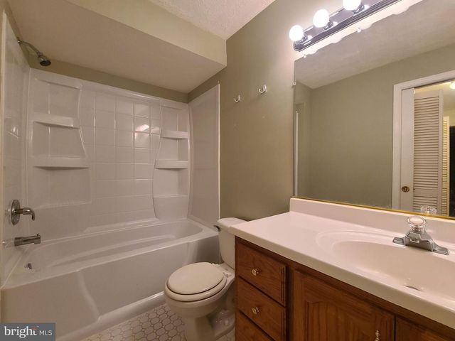 10 LOCKWOOD DR, Fredericksburg, VA 22405