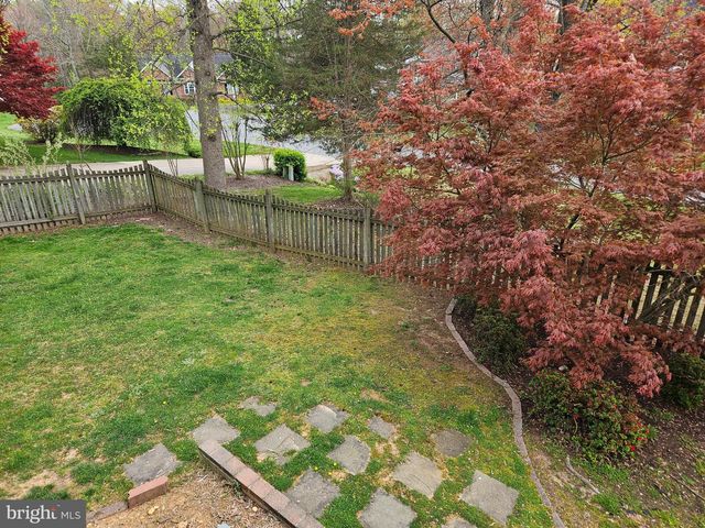 10 LOCKWOOD DR, Fredericksburg, VA 22405