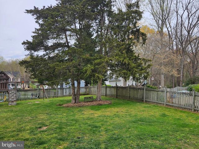 10 LOCKWOOD DR, Fredericksburg, VA 22405