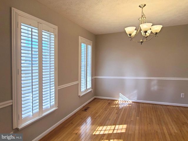 10 LOCKWOOD DR, Fredericksburg, VA 22405