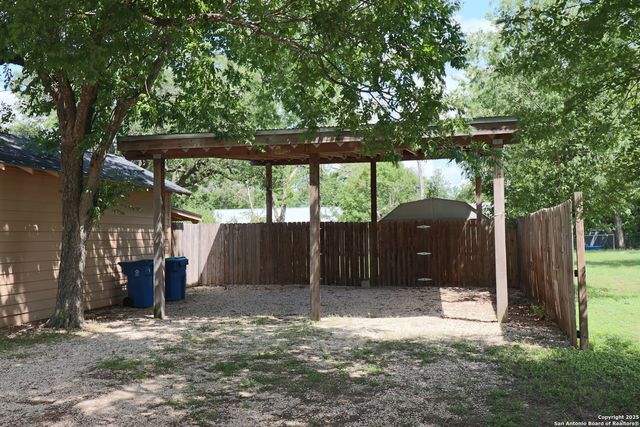 503 S Lewis Ave, Kerrville, TX 78028
