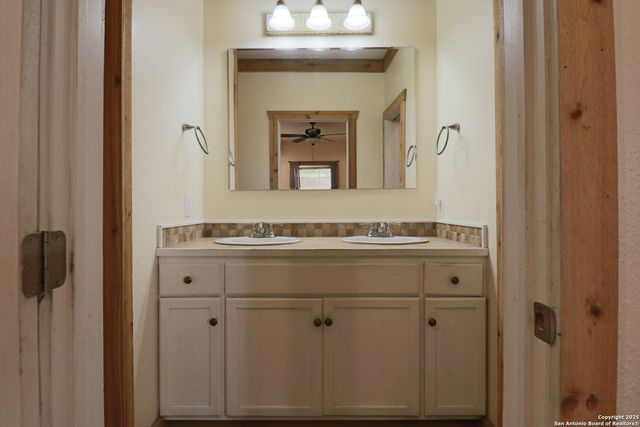 503 S Lewis Ave, Kerrville, TX 78028