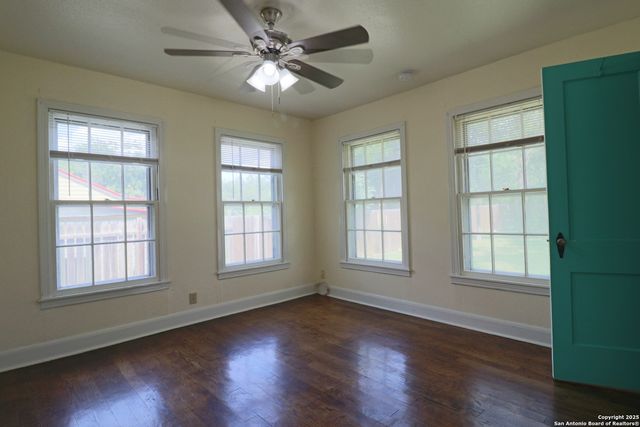 503 S Lewis Ave, Kerrville, TX 78028