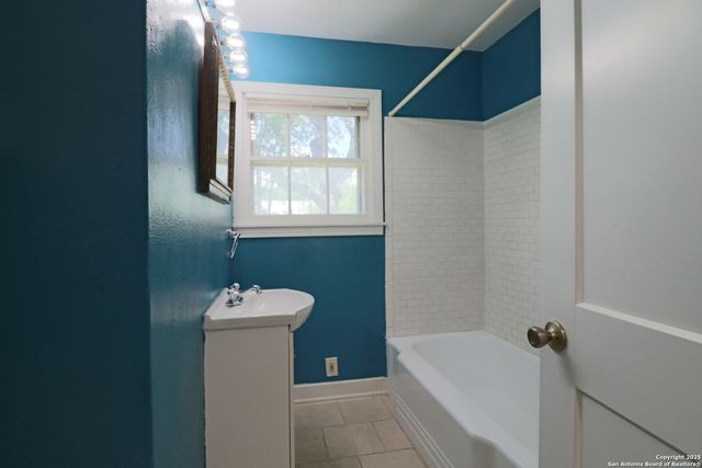 503 S Lewis Ave, Kerrville, TX 78028