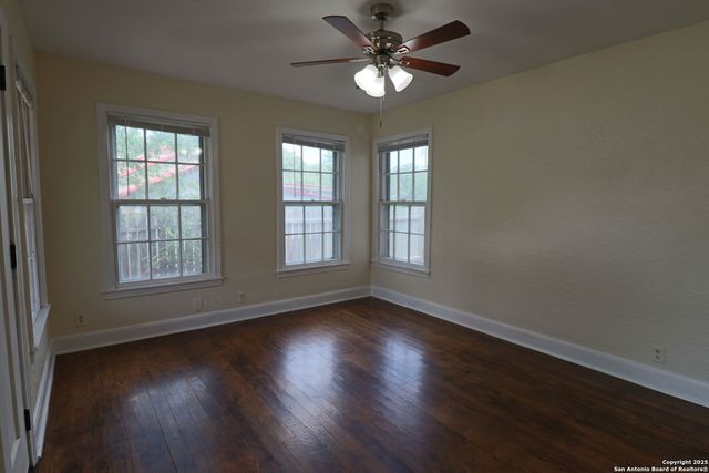 503 S Lewis Ave, Kerrville, TX 78028