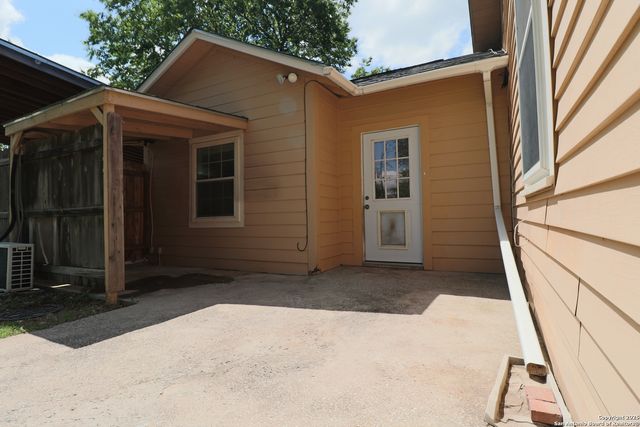 503 S Lewis Ave, Kerrville, TX 78028