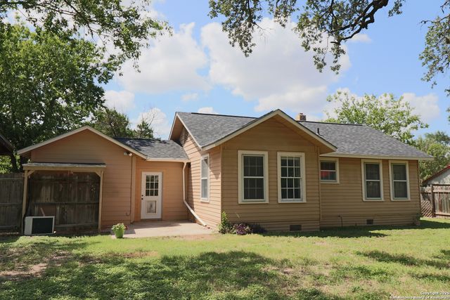 503 S Lewis Ave, Kerrville, TX 78028