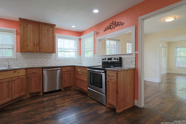 503 S Lewis Ave, Kerrville, TX 78028