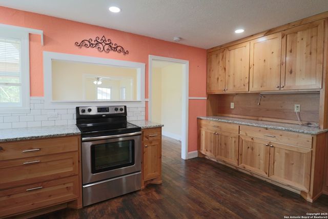 503 S Lewis Ave, Kerrville, TX 78028