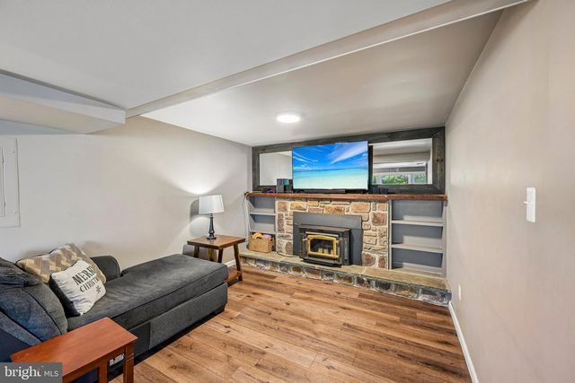 2 FLAMINGO RD, Hatboro, PA 19040