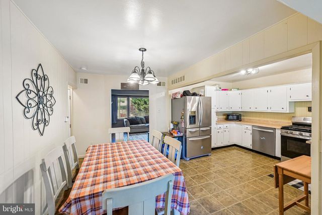 2 FLAMINGO RD, Hatboro, PA 19040