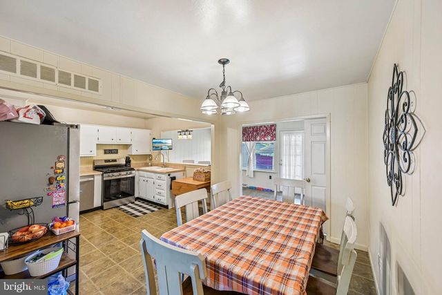 2 FLAMINGO RD, Hatboro, PA 19040
