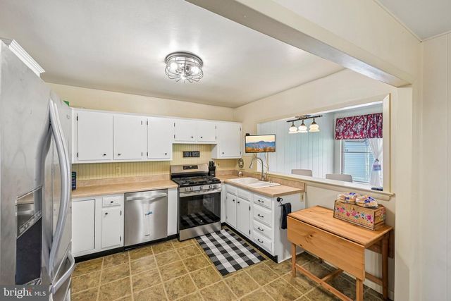 2 FLAMINGO RD, Hatboro, PA 19040