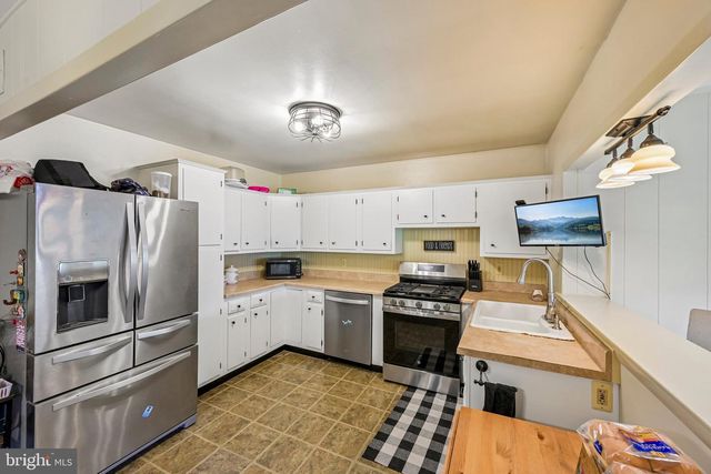 2 FLAMINGO RD, Hatboro, PA 19040