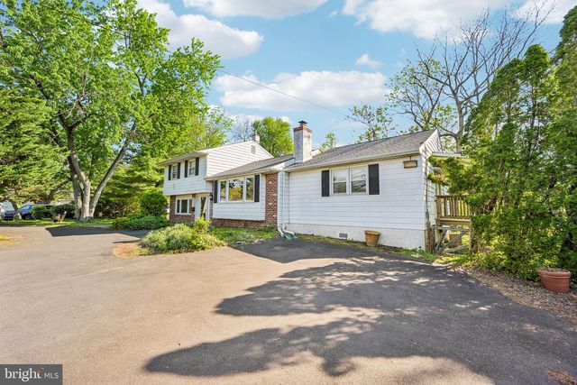 2 FLAMINGO RD, Hatboro, PA 19040